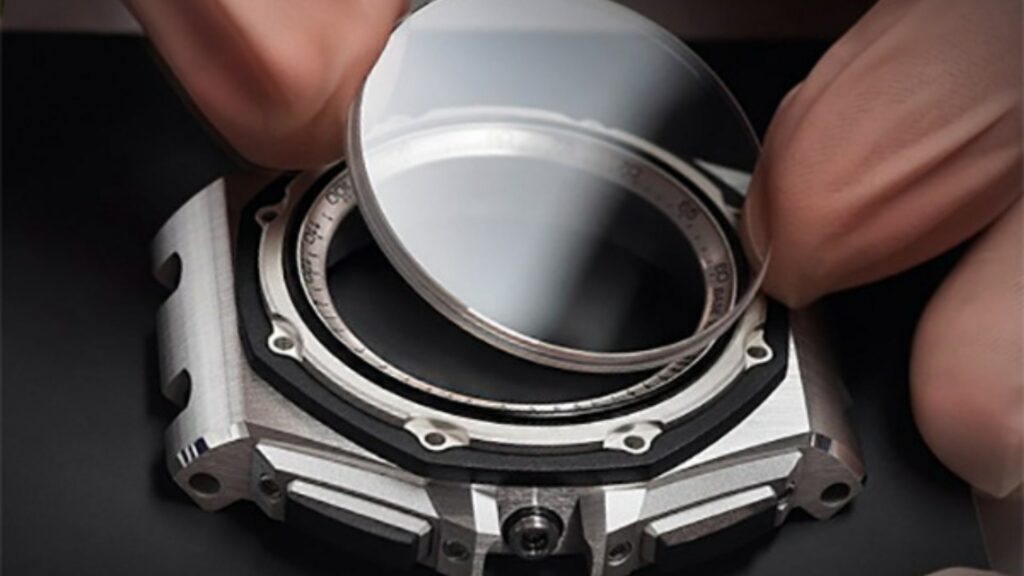 Đồng hồ kính sapphire nguyên khối 