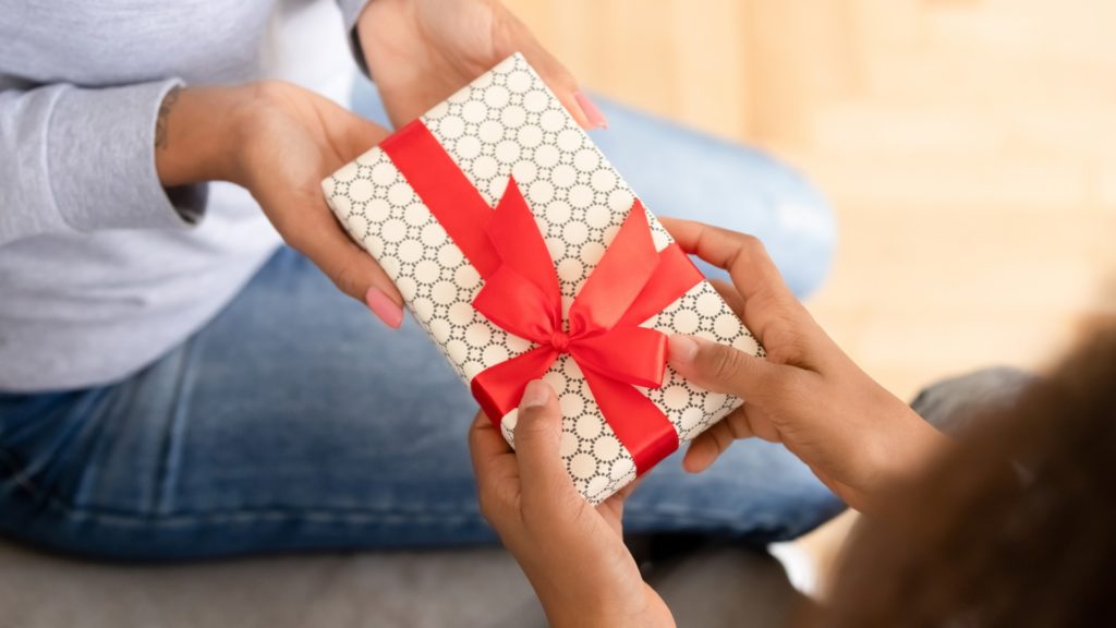 cách tặng quà cho người yêu bất ngờ - người giao quà không phải là bạn