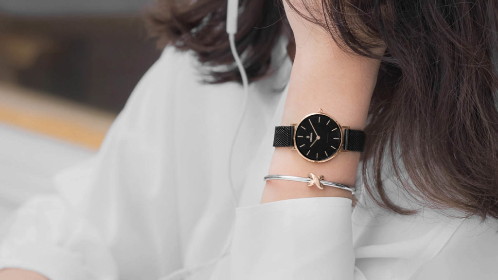Đồng hồ nữ dây kim loại màu đen Moraine Lace